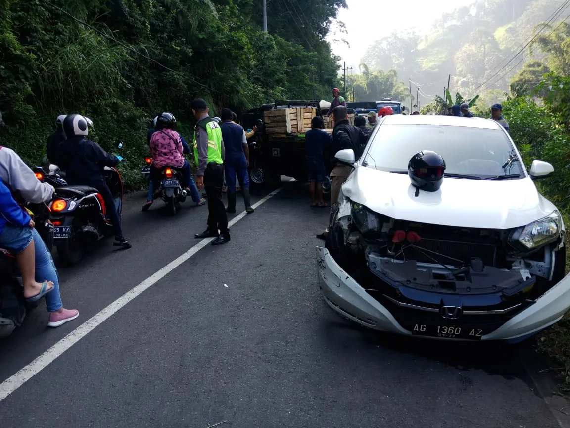 kecelakaan beruntun - Empat Kendaraan Terlibat Kecelakaan Beruntun di Pujon