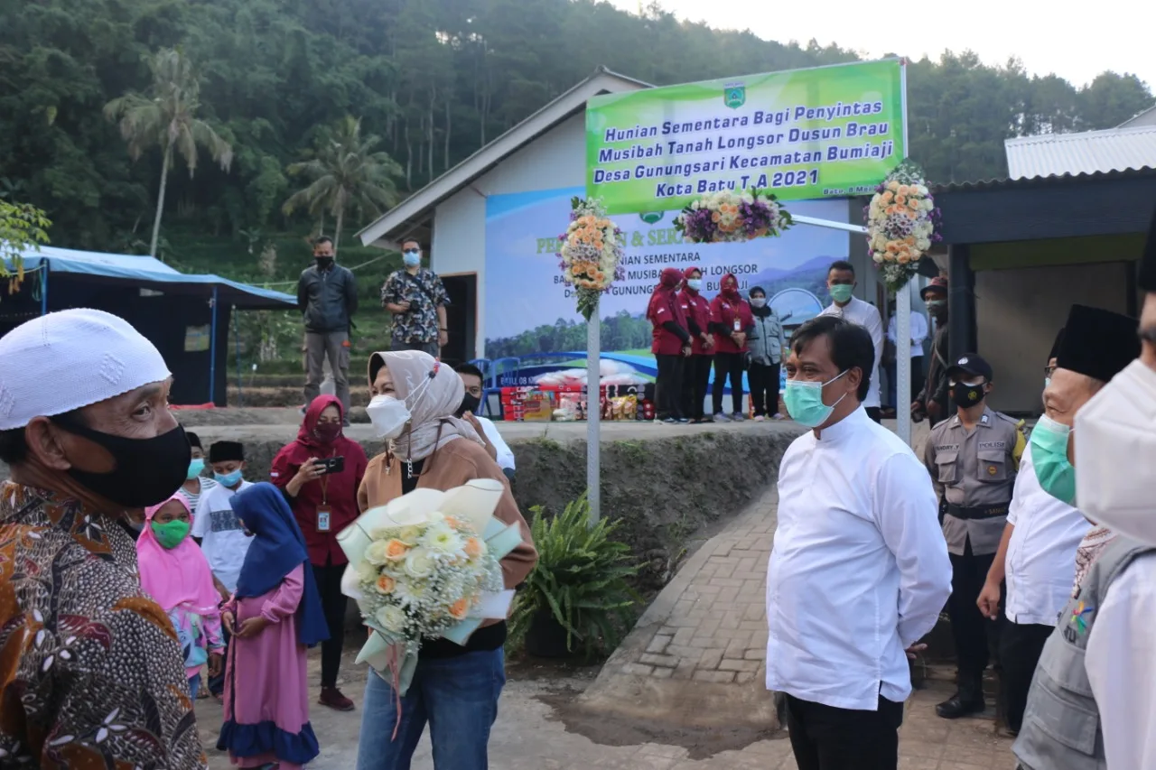 Dewanti Rumpoko dalam peresmian Huntara. (Foto Diskominfo Kota Batu)