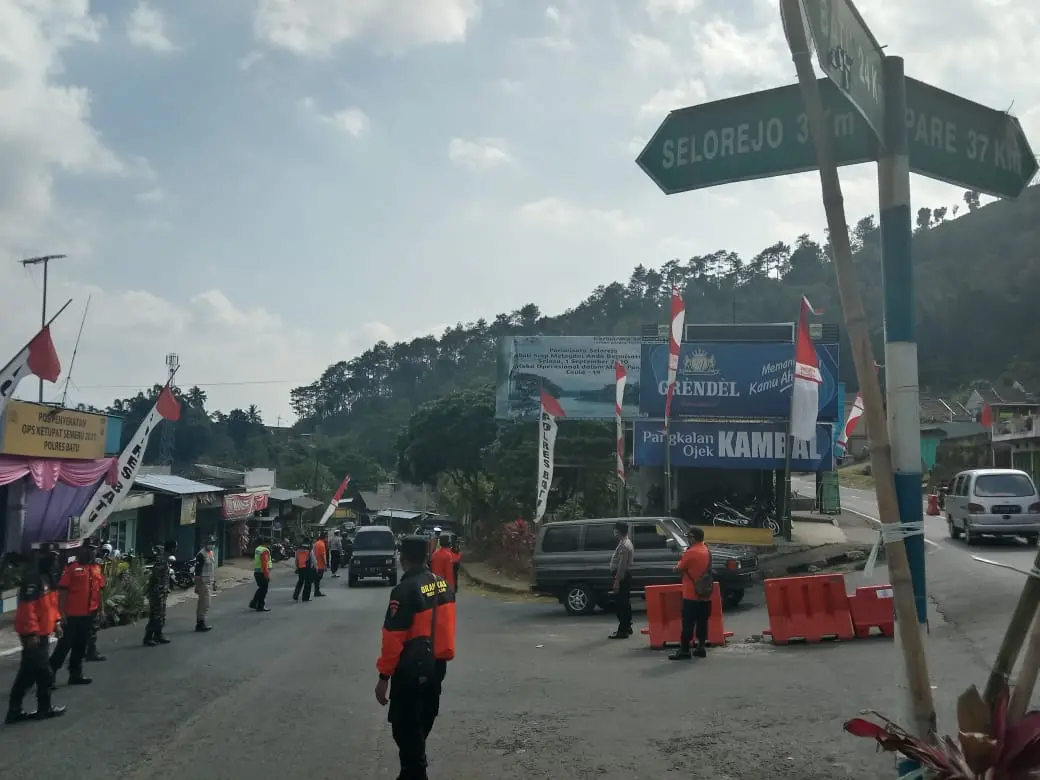 Petugas memutar balikkan pengendara yang tak sesuai aturan perjalanan dalam larangan mudik. Foto Sholeh.