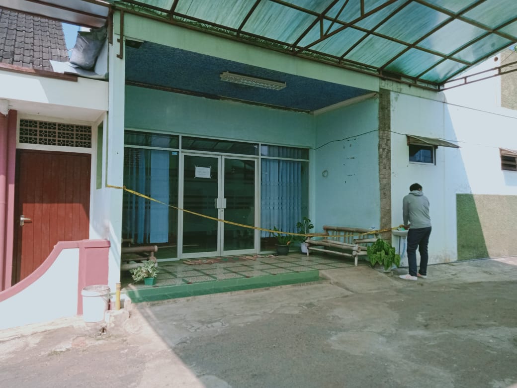 Klinik Bunga Husada, sementara tidak beroperasi. Masih diberi garis polisi di depan pintu. Sayangnya klinik tidak dilengkapi CCTV. foto: Rizal Adhi Pratama