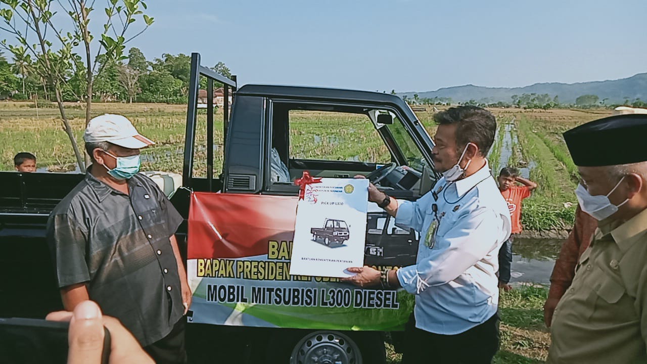 Menteri Pertanian menyerahkan bantuan L 300 dari Presiden Jokowi untuk kelompok tani di Desa Kanigoro