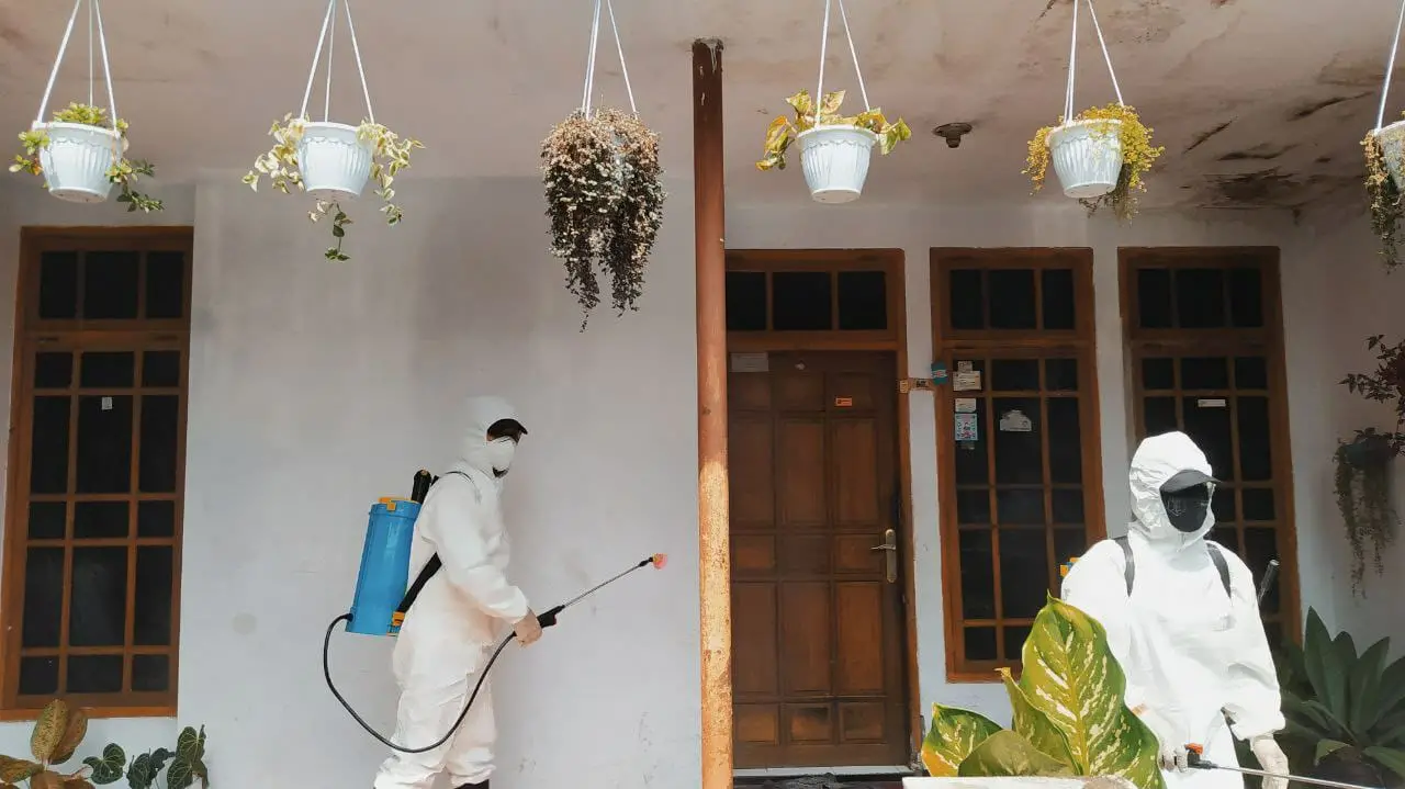 Proses sterilisasi di rumah-rumah wargs Jalan Lowokdoro Gang IV, Kelurahan Kebonsari, Sukun, Kota Malang, Senin (24/5/2021). Foto/Azmy.