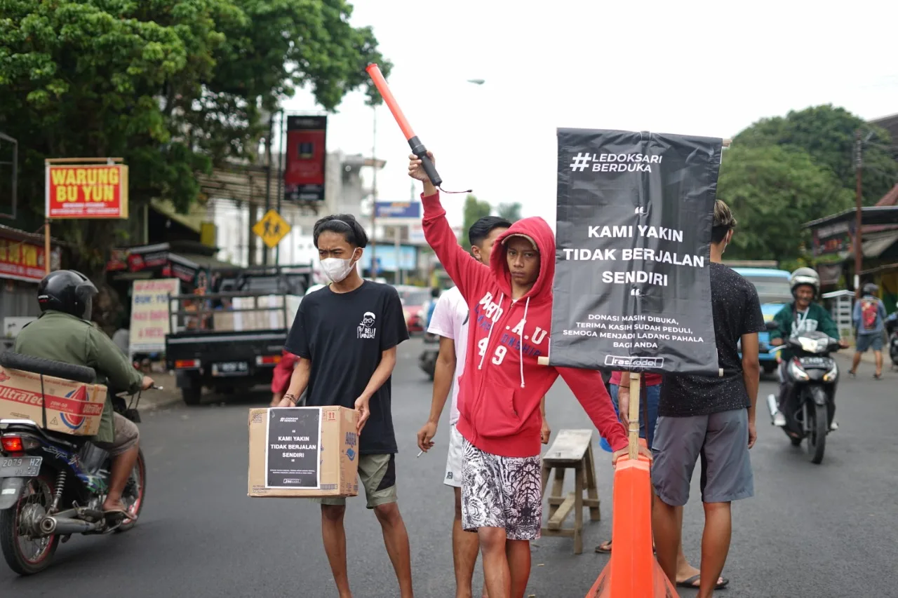 Pemuda Ledoksari menggalang donasi di jalan untuk korban laka mobil pickup di Poncokusumo (ist)