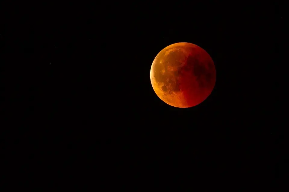 Ilustrasi gerhana bulan total. Foto: Pixabay