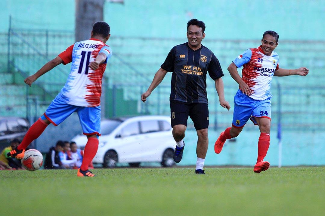Para pemain legendaris Malang Raya tetap semangat mengoper bola.