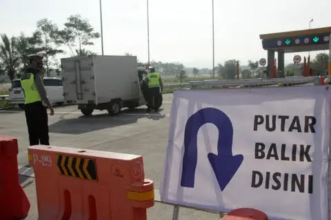 Aktivitas penyekatan di Pospam Pintu Exit Tol Madyopuro Kota Malang. Foto: Rubianto.