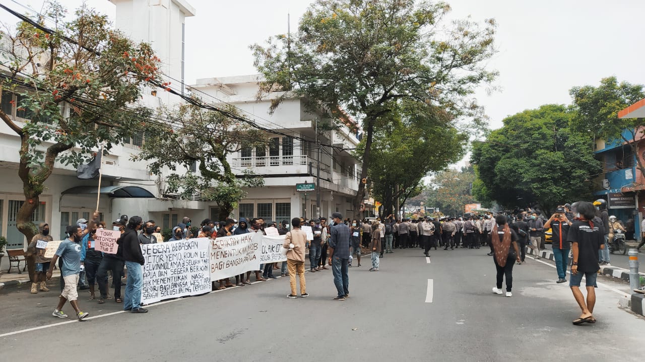 Aksi demonstrasi massa Aliansi Mahasiswa Papua (AMP) yang sempat dihadang dan hampir ricuh oleh massa aksi Aliansi Mahasiswa Papua Indonesia (AMPI) di Simpang Rajabally, Kota Malang, Selasa (25/5/2021).