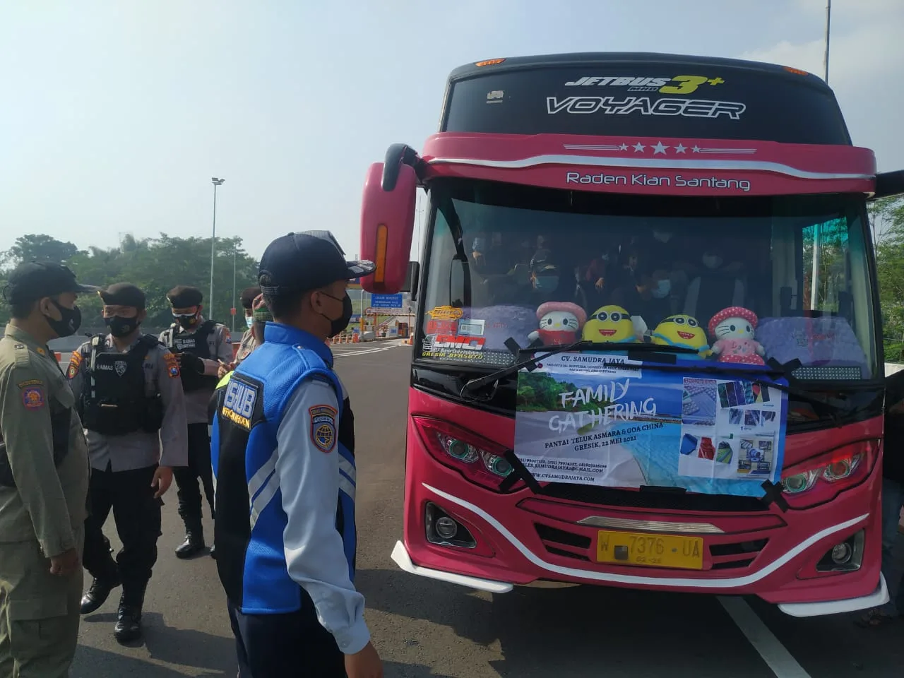 Petugas meminta putar balik rombongan bus wisatawan dari Gresik.