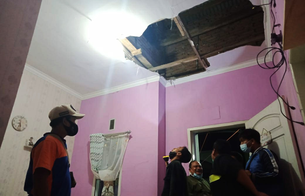 Sebagian plafon rumah warga jebol, akibat gempa 6,2 magintudo, Jumat malam. foto/azmy