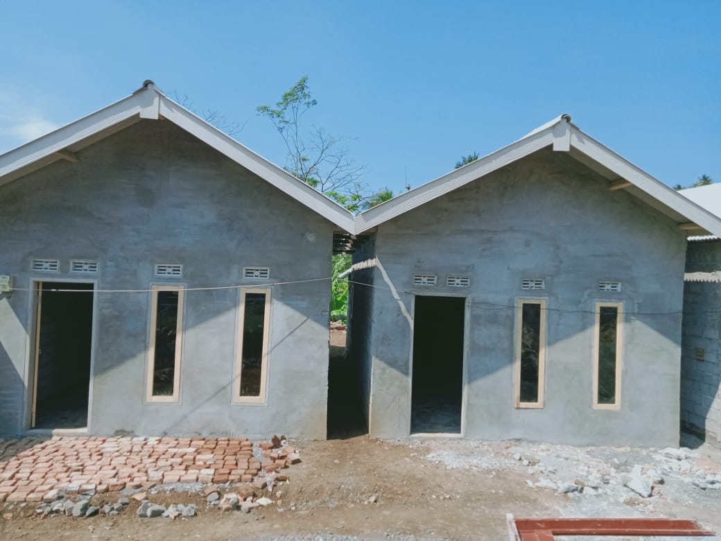 Rumah warga yang selesai dibangun, namun belum boleh ditempati. foto/Rizal Adhi Pratama