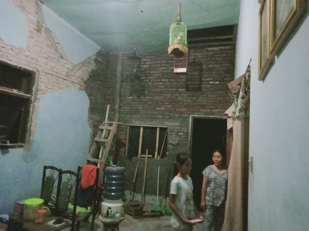 Rumah salah seorang warga yang belum selesai dibangun, rusak lagi kena gempa Jumat malam. foto/Rizal Adhi Pratama
