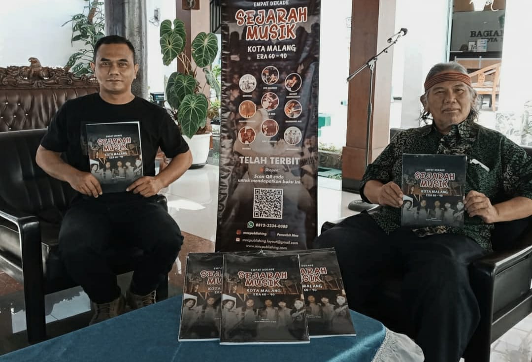 Arief Wibisono (kiri) bersama bukunya. foto: Azmy