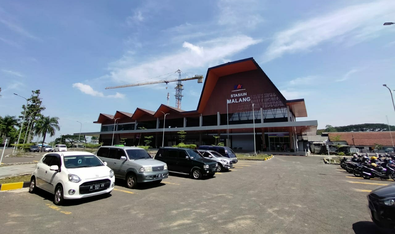 Suasana Gedung baru Stasiun Malang Kota Baru di sisi timur. foto: Azmy