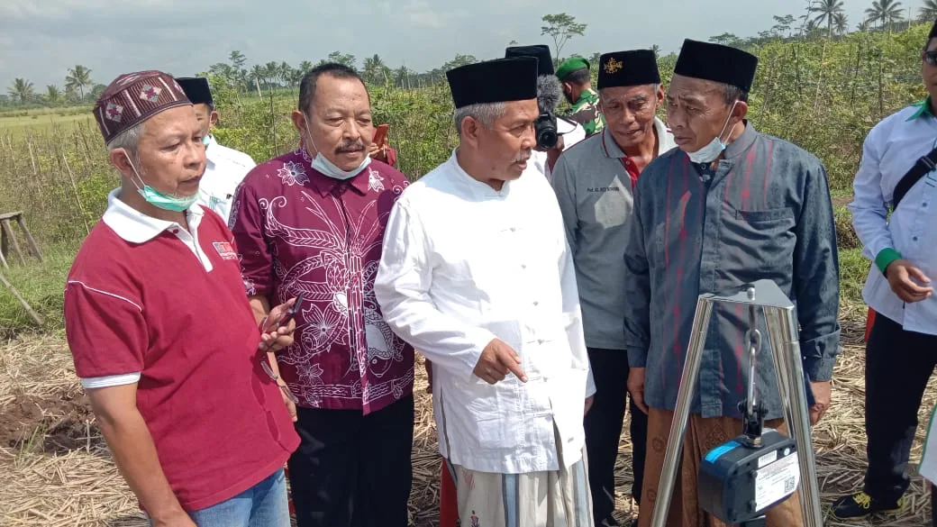 Ketua PWNU Jatim, KH. Marzuki Mustamar saat mengunjungi hasil panen padi di Kecamatan Turen (PWNU Jatim)
