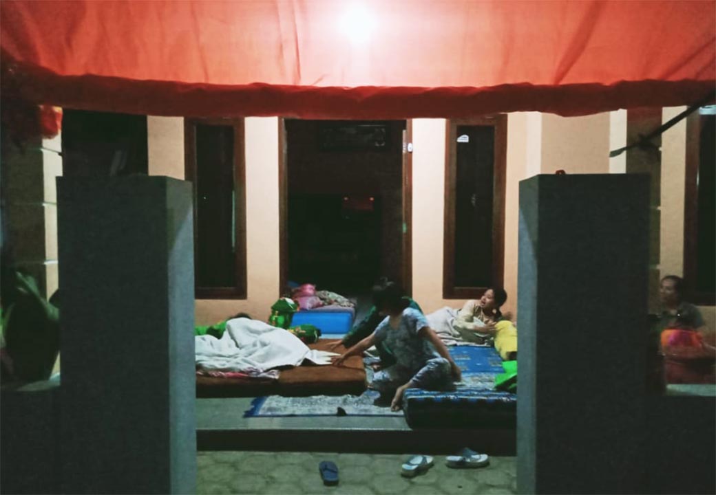 Sebagian warga Majang Tengah, Kecamatan Dampir, Kabupaten Malang, terpaksa tidur di teras rumah. foto/Rizah Adhi Pratama
