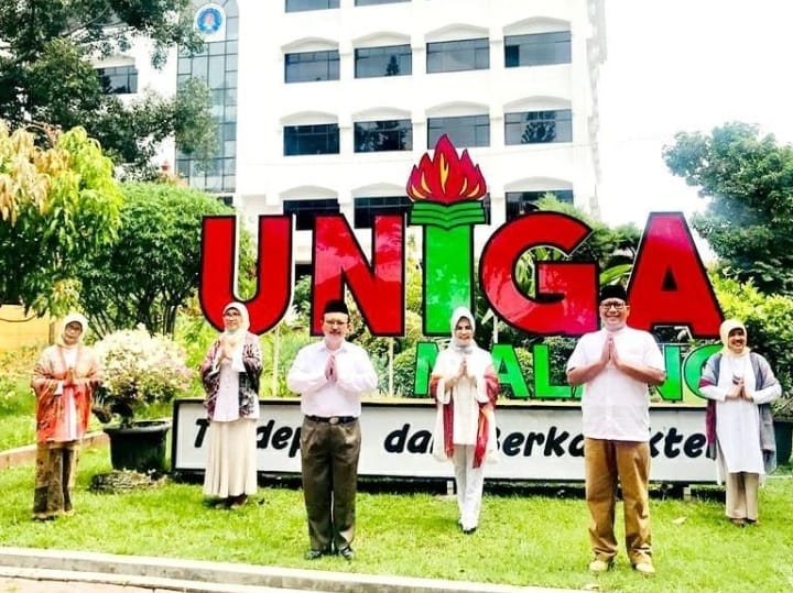 Rektor Uniga Malang, Prof. Dyah Sawitri bersama para staf dosen UNIGA