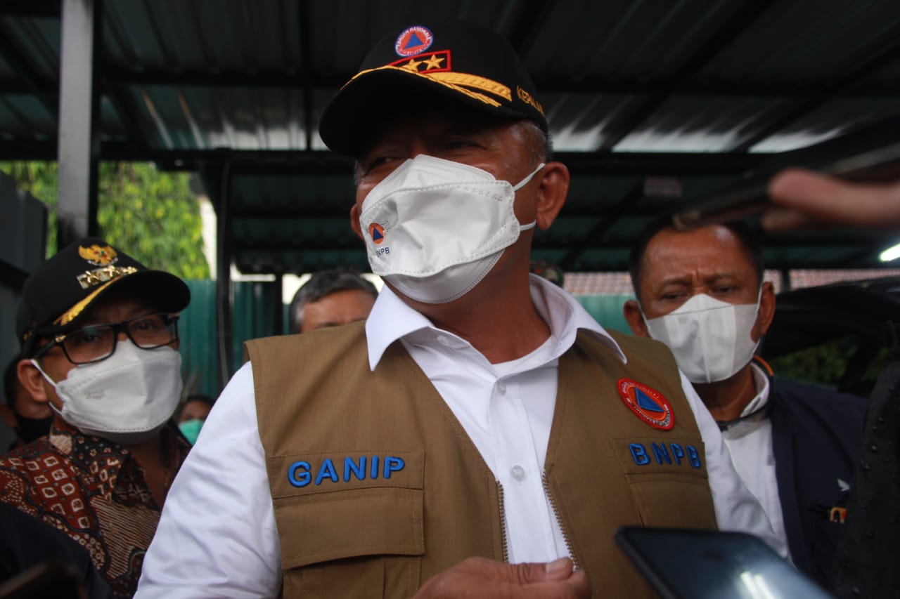 Kepala BNPB, Letjen TNI Ganip Warsito dalam kunjungannya ke RS Lapangan Idjen Kota Malang. Foto: Rubianto.