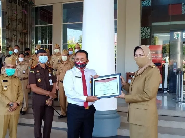 Selesaikan Masalah Hukum, Kasi Datun Kejari Batu Terima Penghargaan Wali Kota Batu