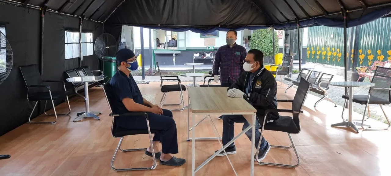 Direktur RS Lapangan Idjen Boulevard, Heri Sutanto, saat menemui anggota Komisi IX DPR RI Ali Ahmad di RS Lapangan Ijen Boulevard Malang yang nunggak gaji 4 bulan, Selasa (29/6/2021). Foto/Azmy.