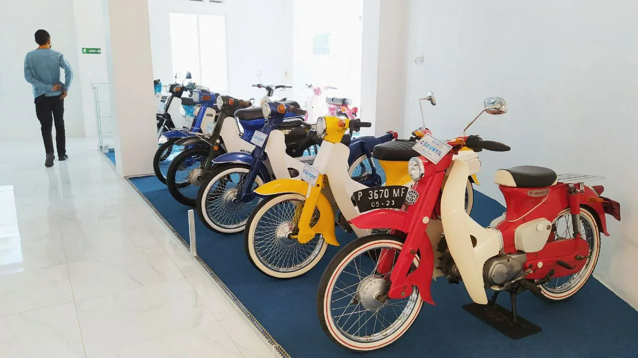 guru - Guru SMK National Media Center Bangun Museum Motor Klasik Hasil Restorasi