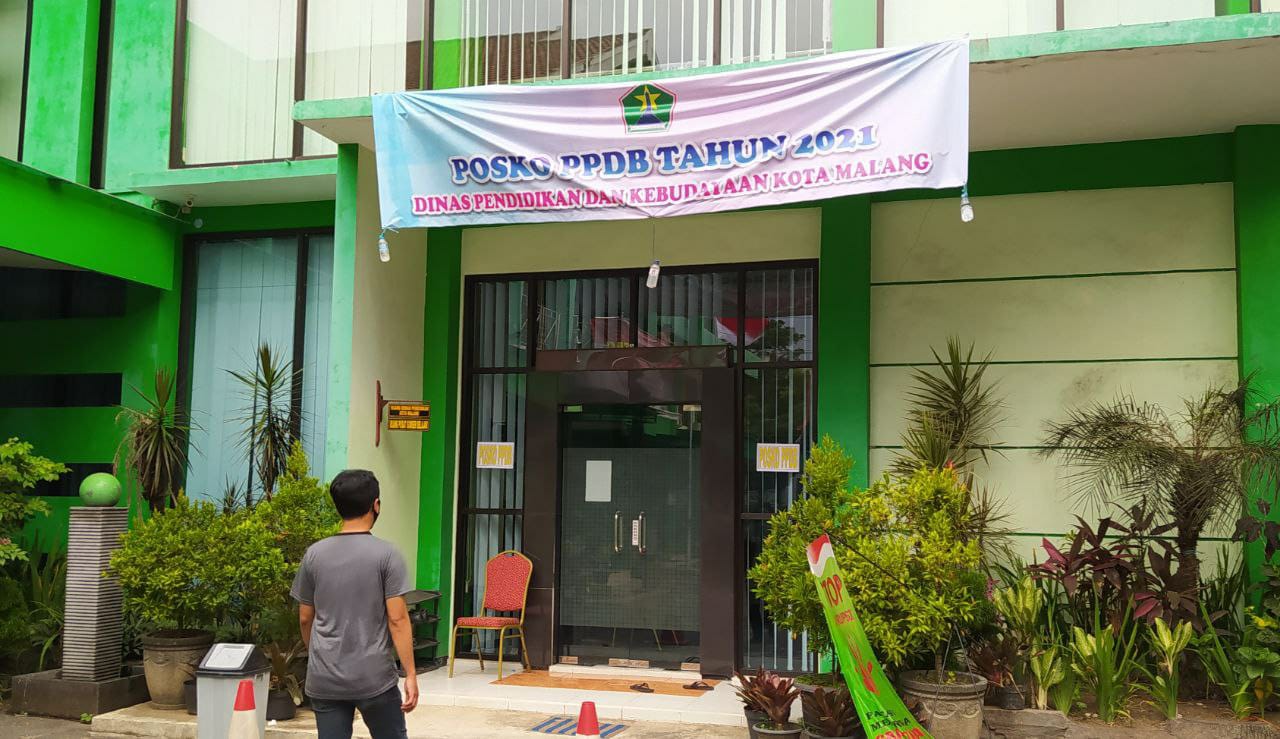 Posko aduan soal PPDB Online di Kantor Disdikbud Kota Malang, di Jalan Veteran Kota Malang. Foto: Ulul Azmy