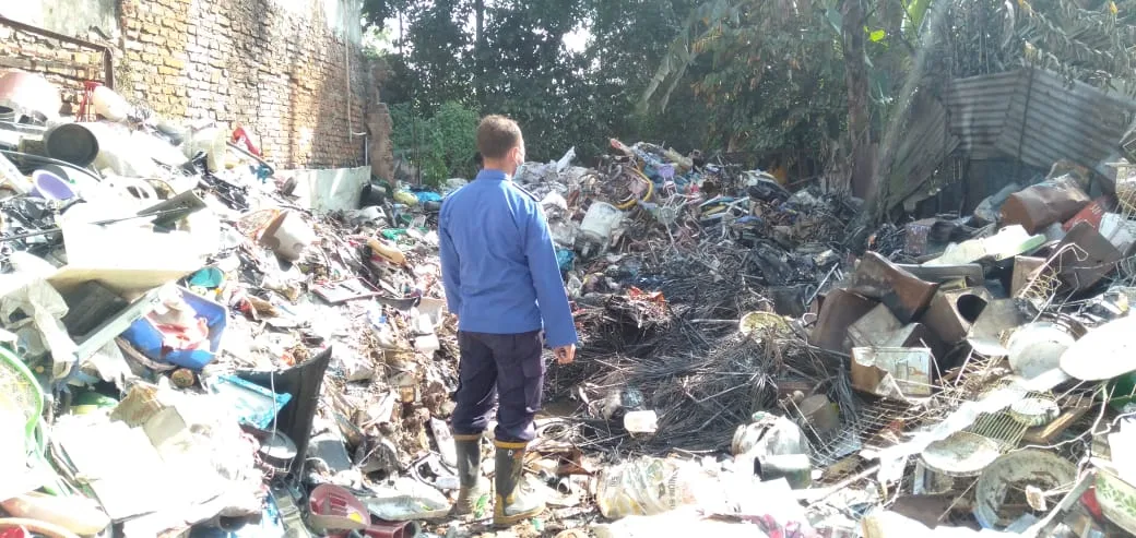 gudang - Gudang Barang Bekas di Pagelaran Terbakar
