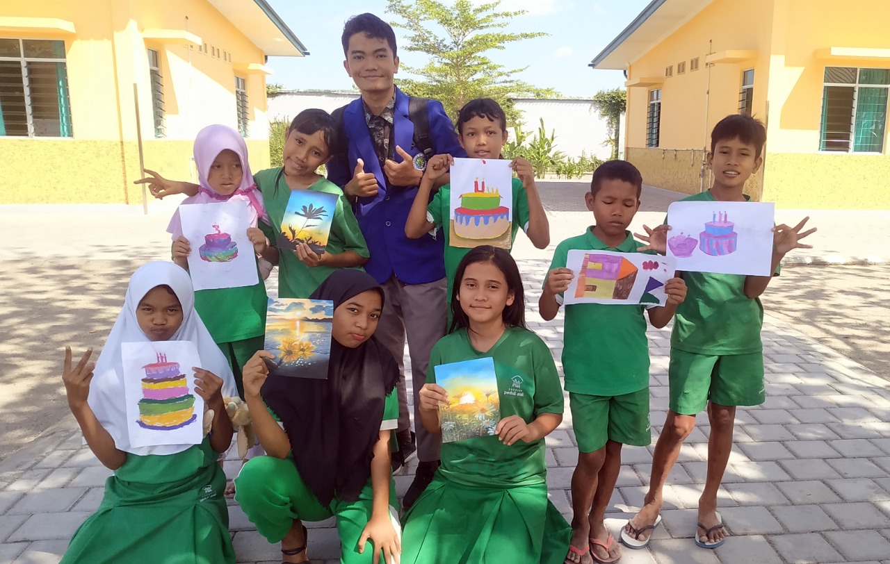 Faris bersama anak-anak Yayasan Peduli Anak serta karya seni lukis teman-teman penggiat seni yang dipamerkan. Foto: dok