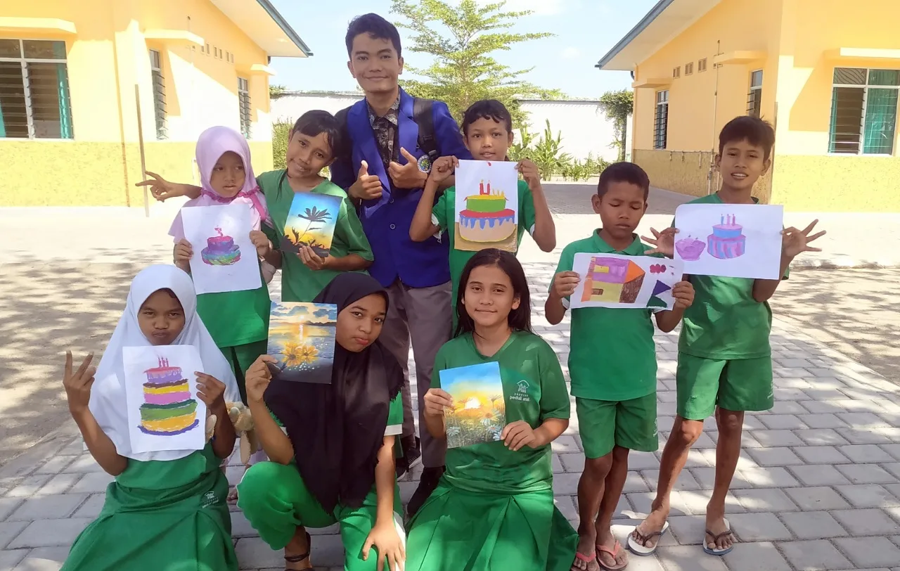 mahasiswa - Mahasiswa KKN Sinambung UM Asah Kreativitas Anak-anak di Yayasan Peduli Anak Lombok