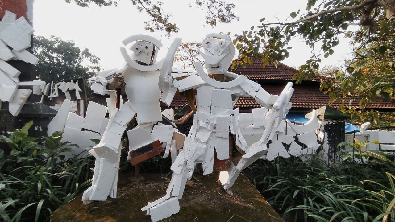 Pertunjukan karya seni kolaborasi lintas bidang bertajuk 'Ada Apa dengan Styrofoam?'. Foto: Ulul Azmy