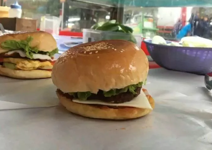 burger - Burger Fantasy, Kuliner Kaki Lima yang Enak dan Murah