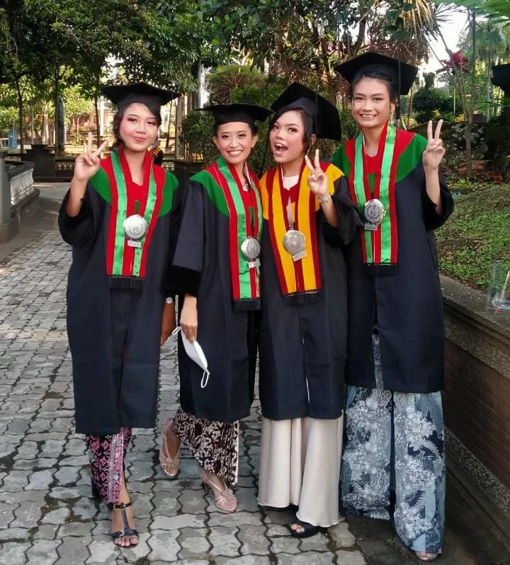 Elizabet Kurnia, Wisudawan Terbaik STIE Malangkucecwara yang Berhasil Kerja Sebelum Wisuda