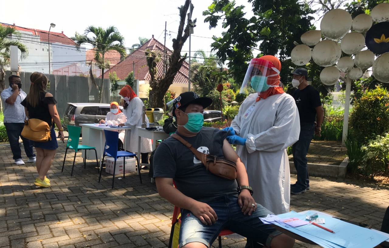 Vaksinasi COVID-19 di Kota Malang dilakukan di ruang terbuka Taman Slamet, Kecamatan Klojen, Kota Malang, pada Selasa (8/6/2021). Foto: Ulul Azmy