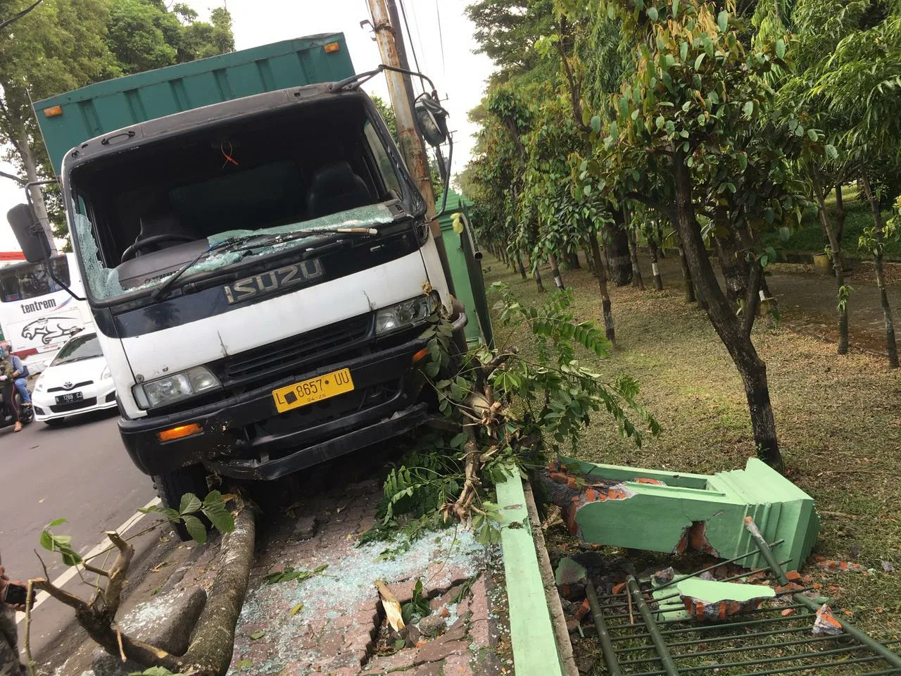 truk - Truk Ekspedisi Tabrak Pagar Lapangan Rampal hingga Roboh