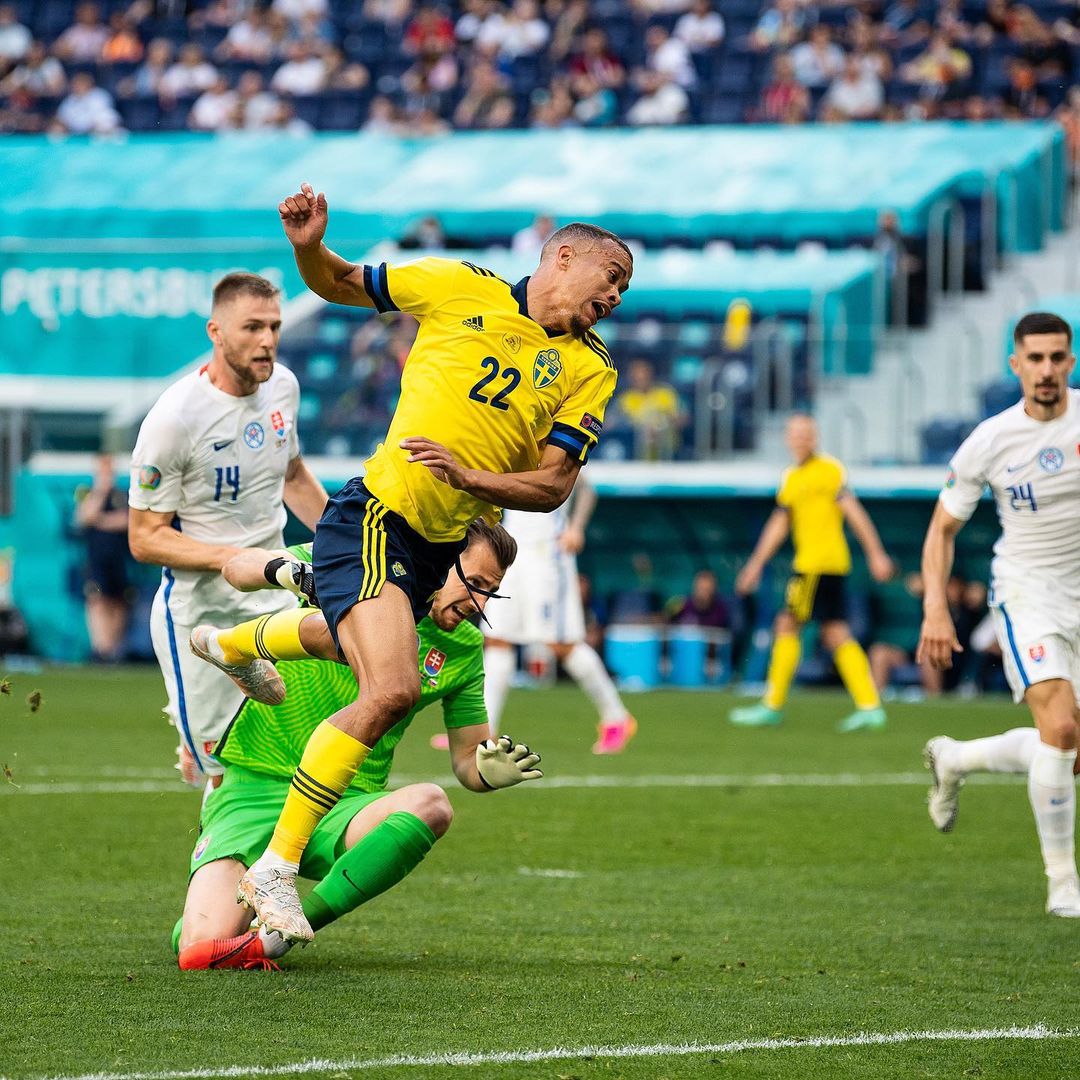 Pemain Swedia (kuning), Quaison, saat dilanggar di kotak penalti. Foto: Instagram @Swemnt