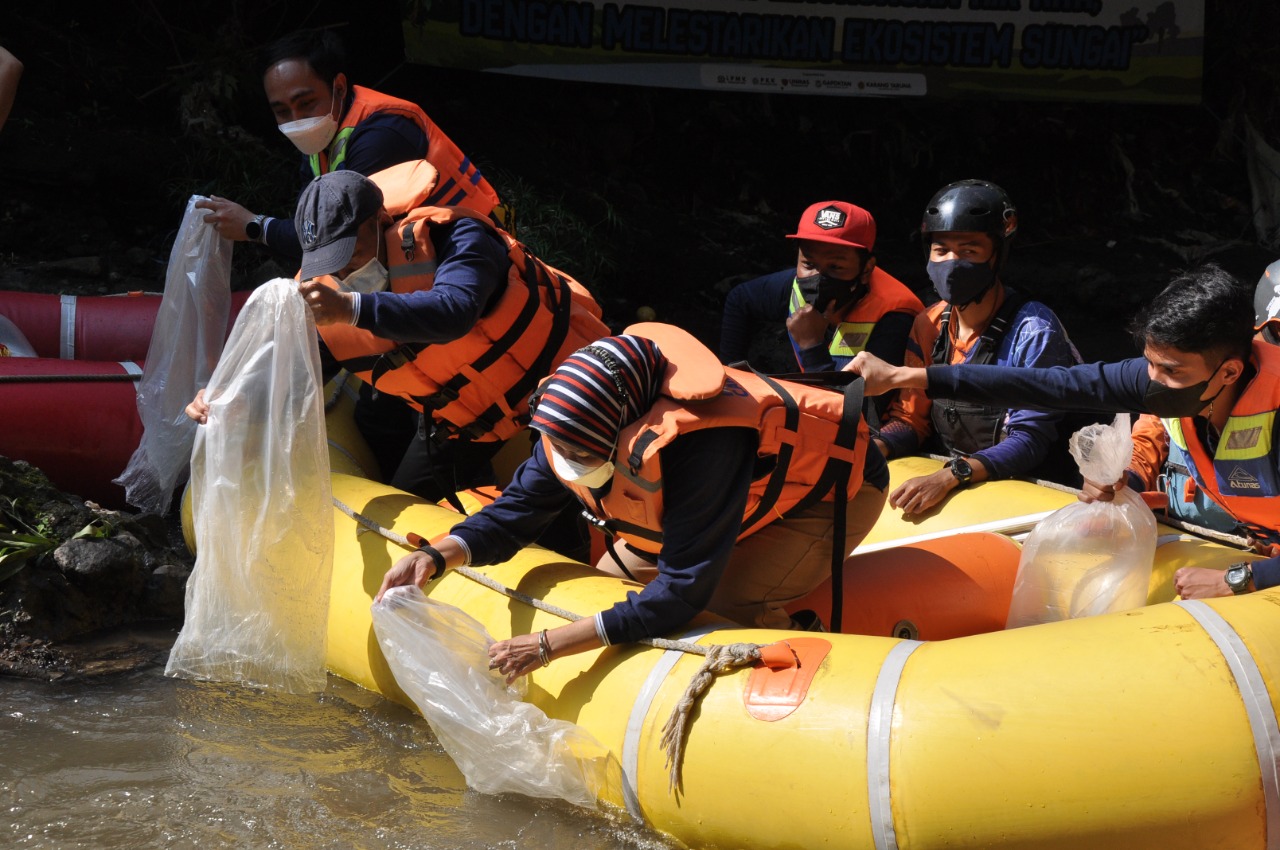 Wali Kota Batu, Dewanti Rumpoko, melepaskan benih ikan ke Sungai Brantas. Foto: Diskominfo Kota Batu