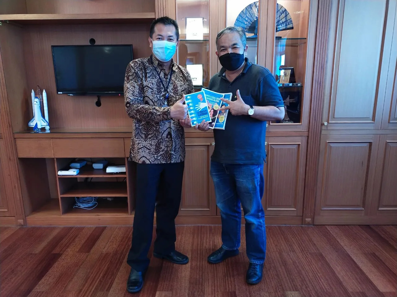 Aqua Dwipayana bersama Kakanwil VII BCA, Weminto Suryadi, di ruang kerja Weminto, pada Rabu siang, 16 Juni 2021 lalu. Foto: dok