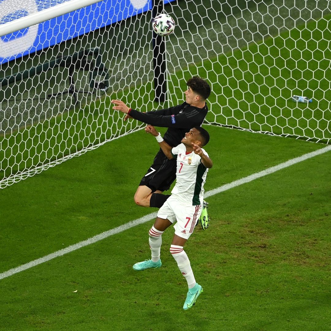 Pemain Jerman, Kai Havertz, saat berduel dengan Pemain Hungaria, Loïc Négo. Foto: Instagram Euro 2020