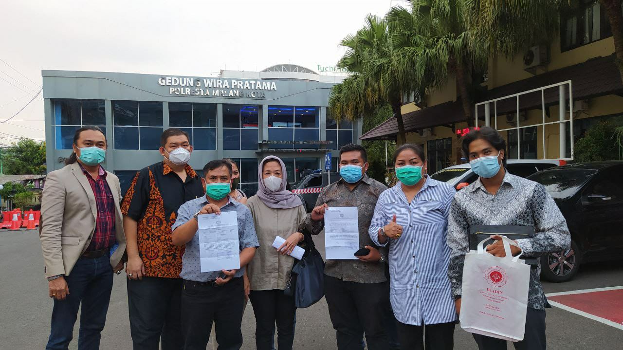 Kuasa hukum dari IKADIN Malang Raya bersama 3 korban usai melapor di Polresta Malang Kota, pada Rabu (23/6/2021). Foto: Ulul Azmy