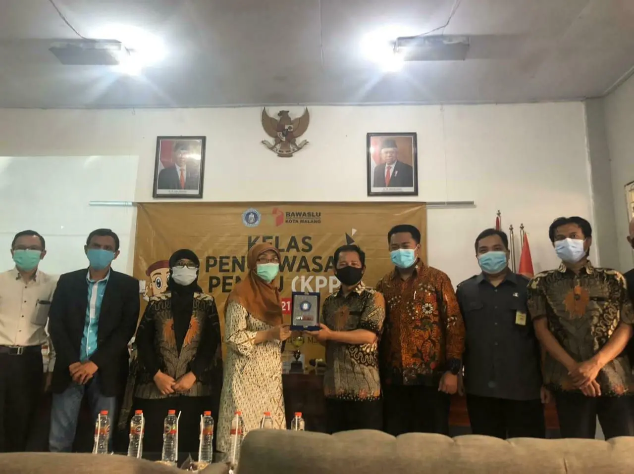 Dekan FH Unikama, Dr Suciati SH MHum (empat dari kiri), dan Ketua Bawaslu Kota Malang, Alim Mustofa MSi (empat dari kanan). Foto: dok