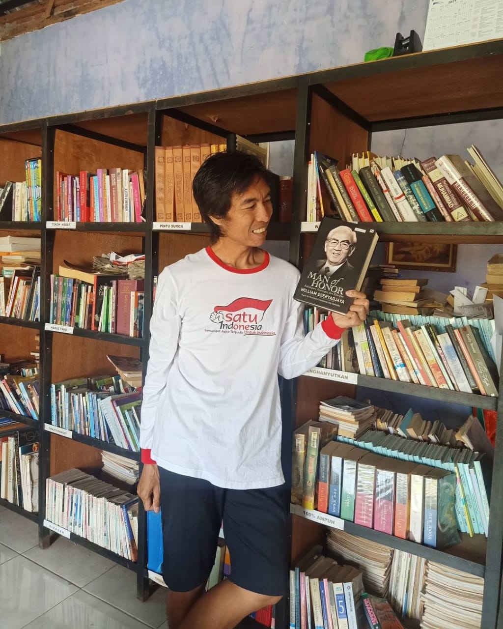Eko Cahyono di perpustakaan miliknya. Foto: dok