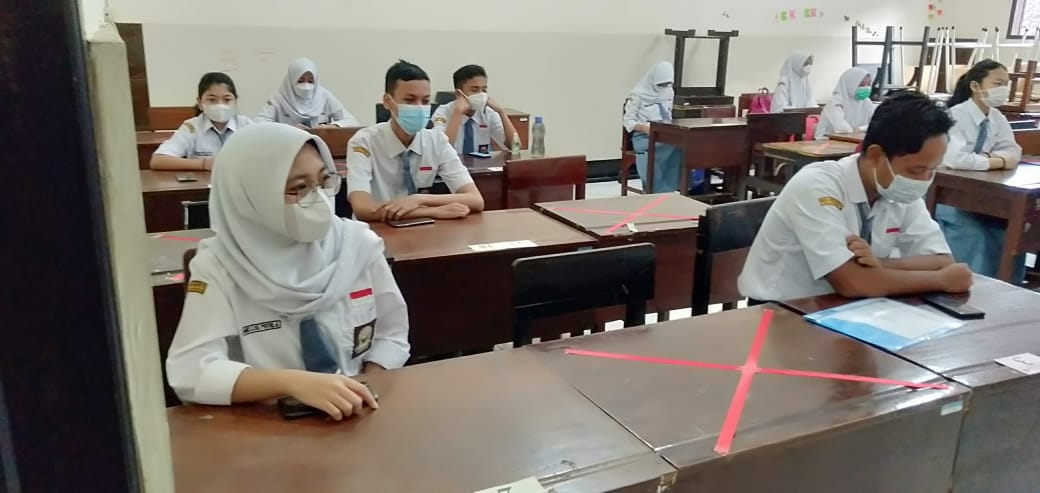 Simulasi penerapan protokol kesehatan menyambut agenda PTM terbatas di SMA Negeri 3 Kota Malang. Foto: dok 