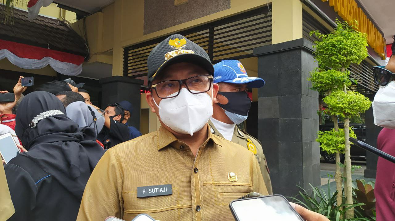 Wali Kota Malang, Sutiaji, usai penangkapan bos The Nine House yang terbukti melakukan penganiayaan kepada karyawannya, pada Senin (28/6/2021). Foto: Ulul Azmy