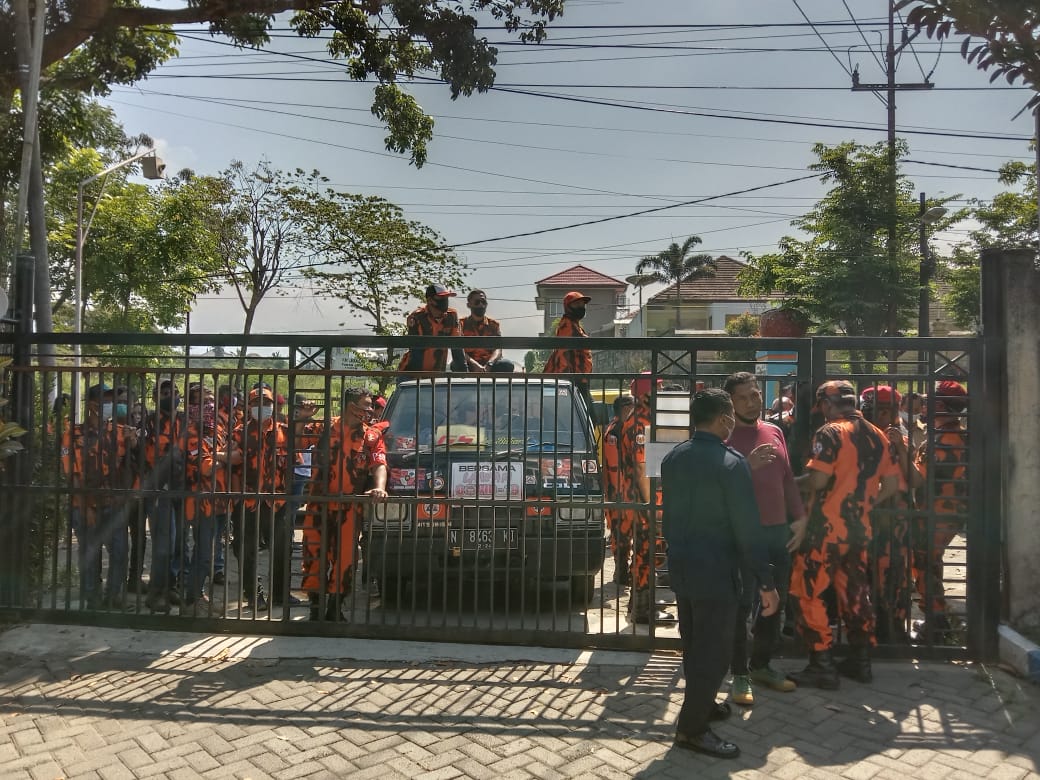 Masa aksi Pemuda Pancasila mendatangi SMA SPI Kota Batu. foto/M Sholeh