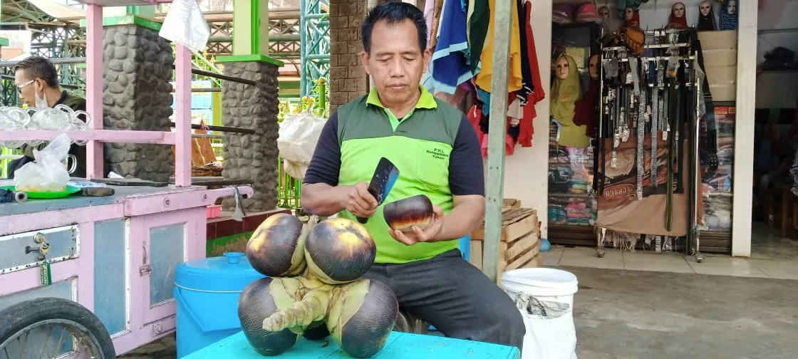 Silaturahmi bersama Pak Alex, penjual Es Dawet Siwalan, khas Tuban, Selasa (08/06/2021). (Foto: Rochim/Tugu Jatim)