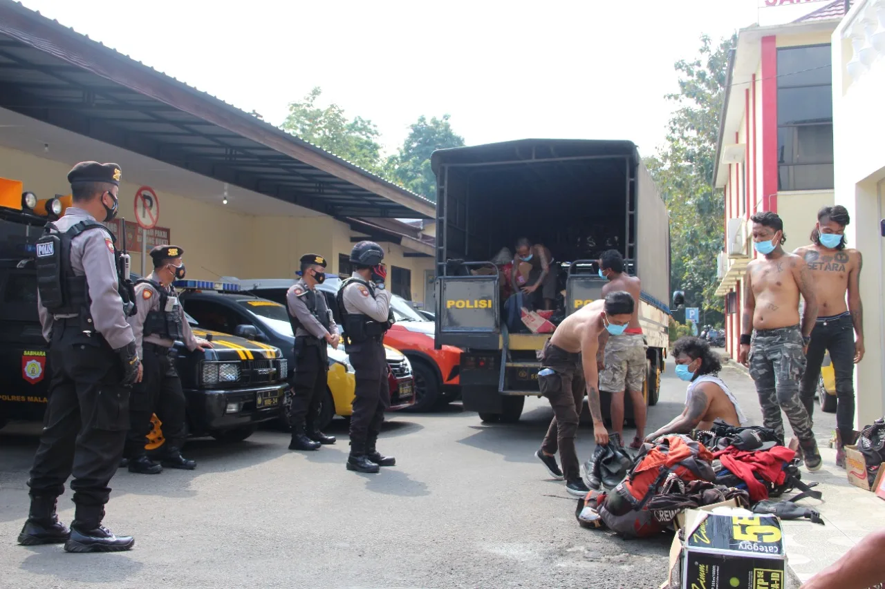 Polres Malang Ciduk 7 Anak Jalanan di Kepanjen, Temukan 100 liter lebih Miras