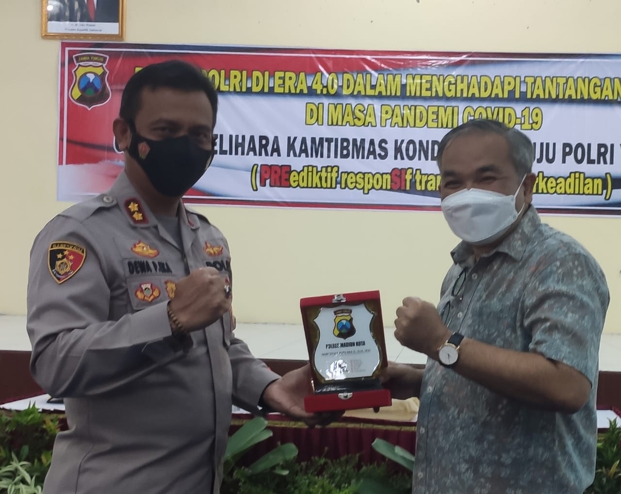 Pakar komunikasi Dr. Aqua Dwipayana dan Kapolres Madiun Kota AKBP Dewa Putu Eka Darmawan. foto/istimewa
