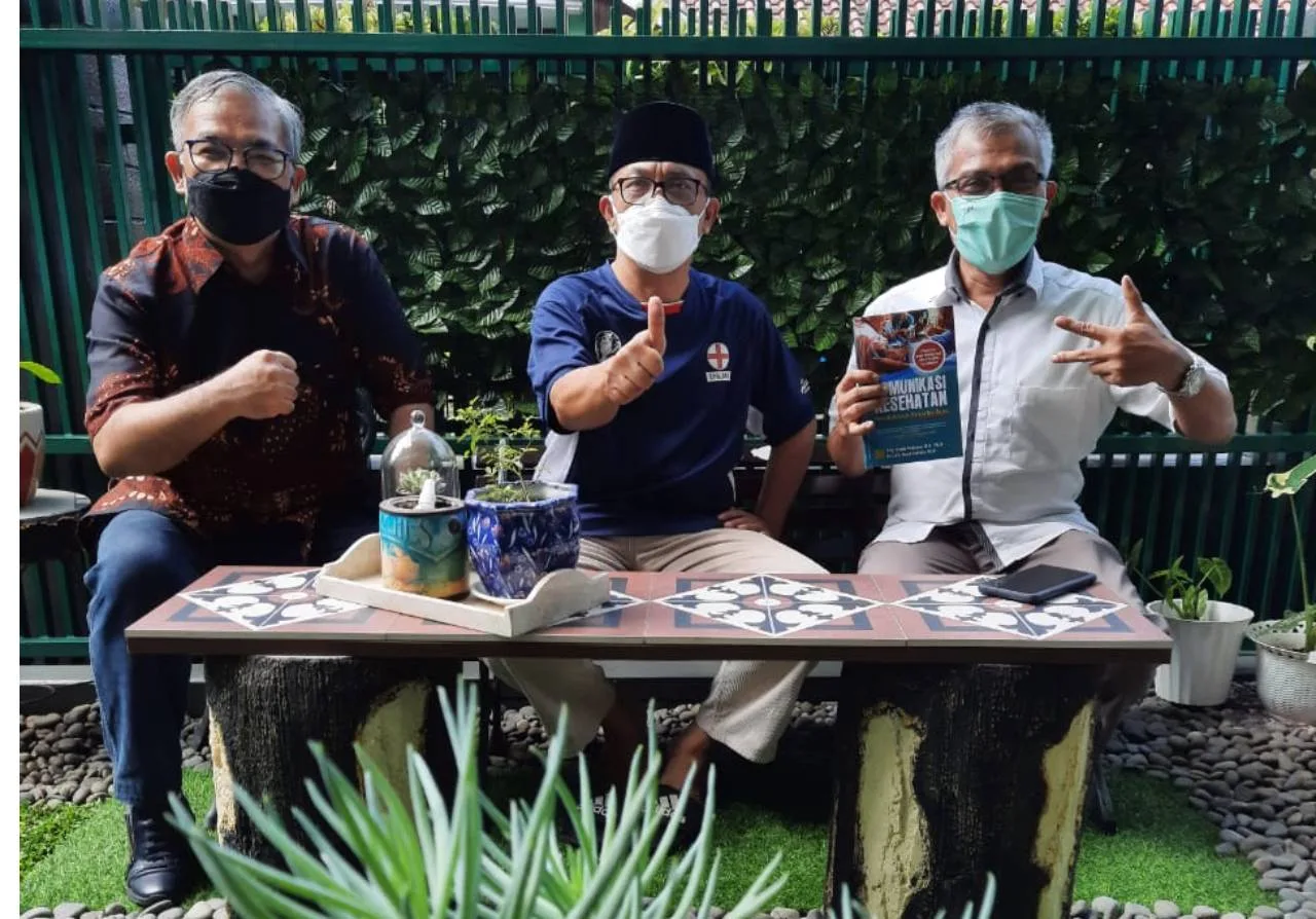 Dua Hari di “Kota Kembang” Bandung, Dr Aqua Dwipayana Maksimalkan Silaturahim kepada Guru-Guru Komunikasinya
