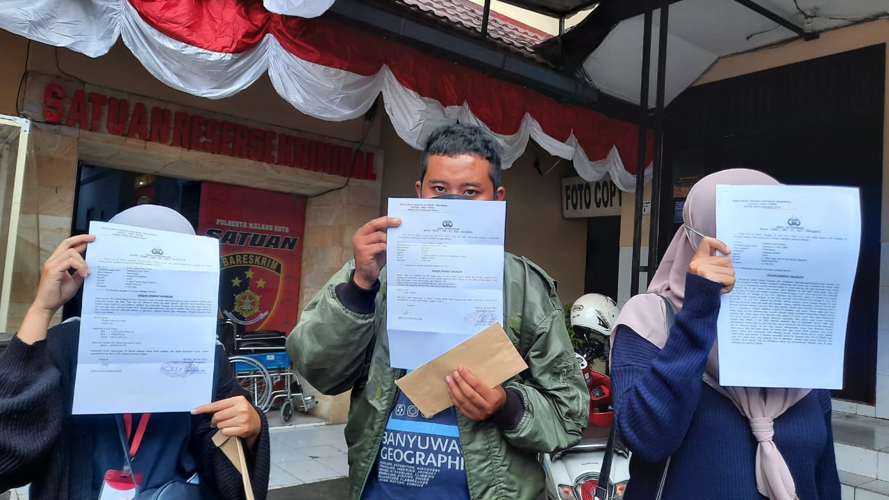 3 orang korban admin akun instagram @arisancuanmlg usai melapor ke Polresta Malang Kota, Senin (28/6/2021). Foto/Azmy.