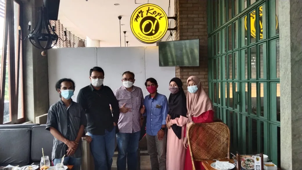 Pakar Komunikasi dan Motivator Nasional Dr Aqua Dwipayana foto bersama para mahasiswa, yaitu Arniati, Bunaiyah, Muhammad Sahabuddin, dan Aimansyah di "My Kopi O!" Mall Epicentrum Mataram, Kamis (24/06/2021). (Foto: Dokumen)