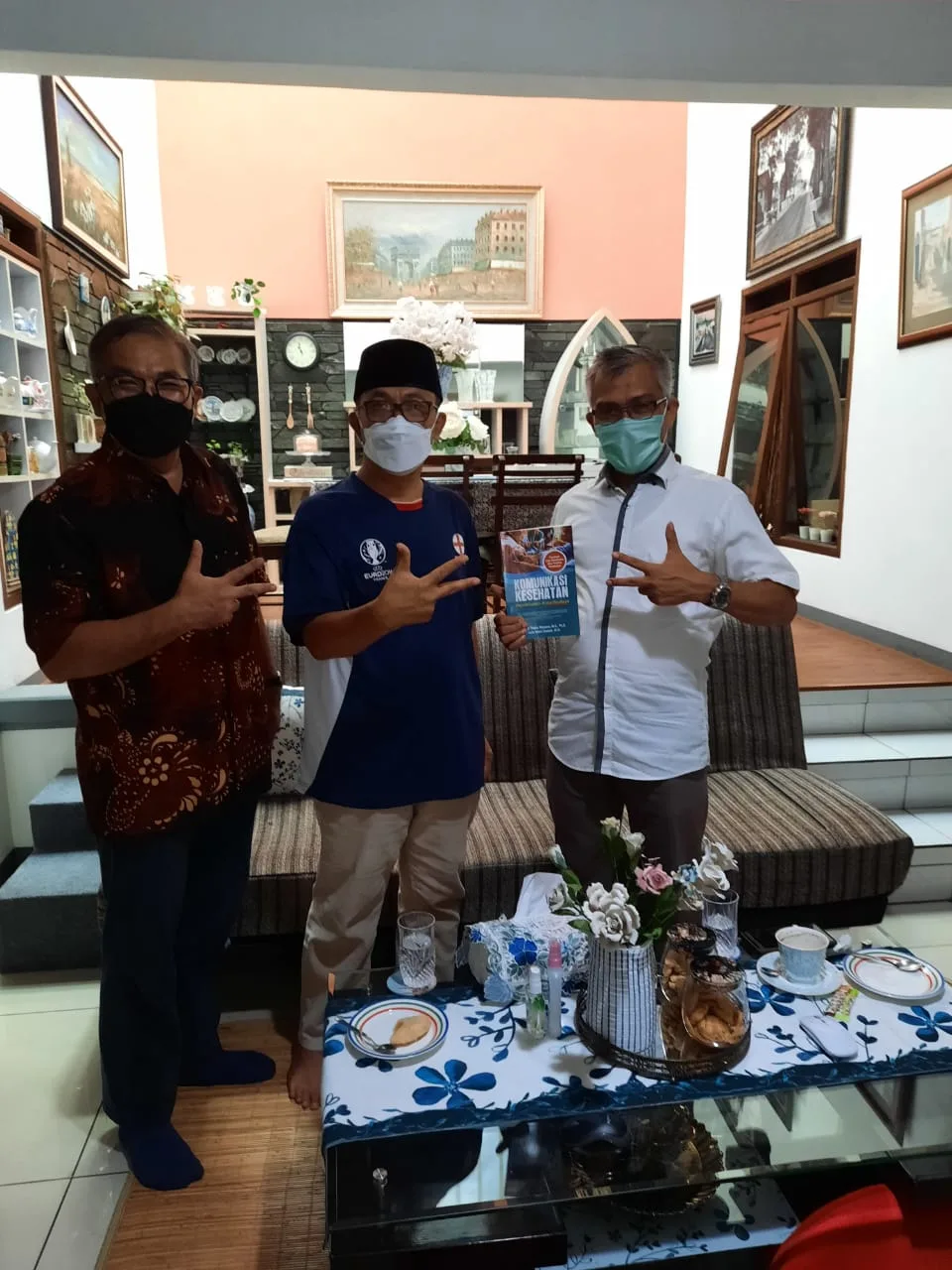Penulis (baju putih) bersama pakar komunikasi dan motivator Dr Aqua Dwipayana (kiri) dan guru besar Fikom Unpad Prof Deddy Mulayana, MA, PhD (tengah).